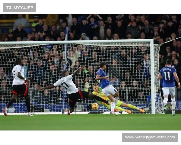 门兴门将扑出单刀,VAR复核越位引争议 门兴门将扑出单刀,VAR复核越位引争议